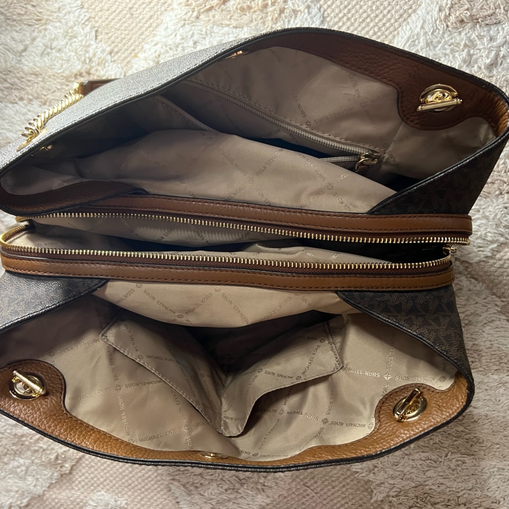 Michael Kors large chain hand bag (HALF OFF)‼️‼️ - Picture 7 of 8